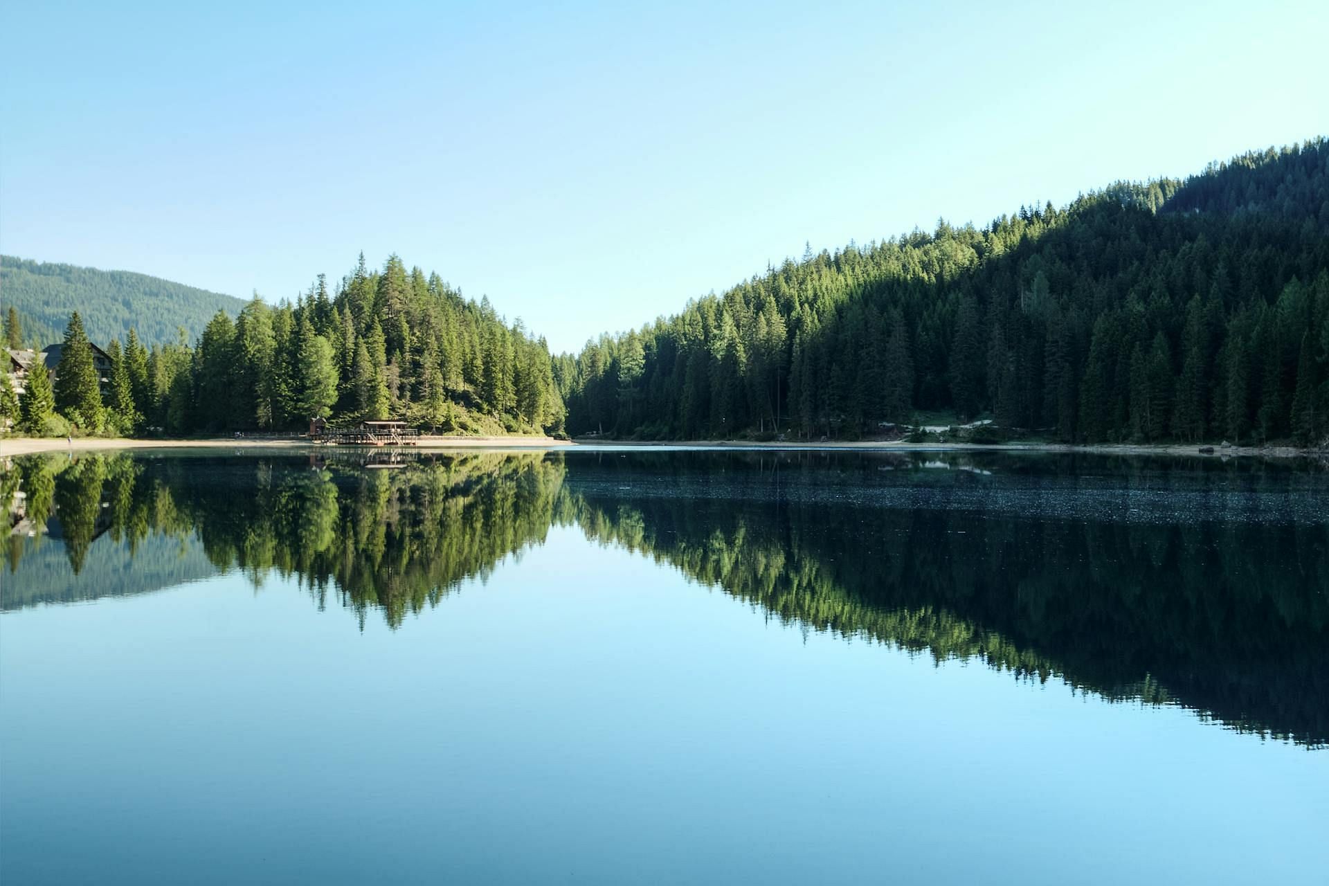Investigators discovered a flashlight and hunting jacket from Lake Seminole (Image via Pexels)